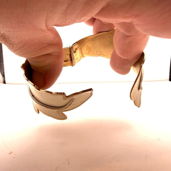 Vintage Cream Enamel Leaf Cuff Bracelet Hinged Gold Tone Statement Jewelry - Picture 5 of 7